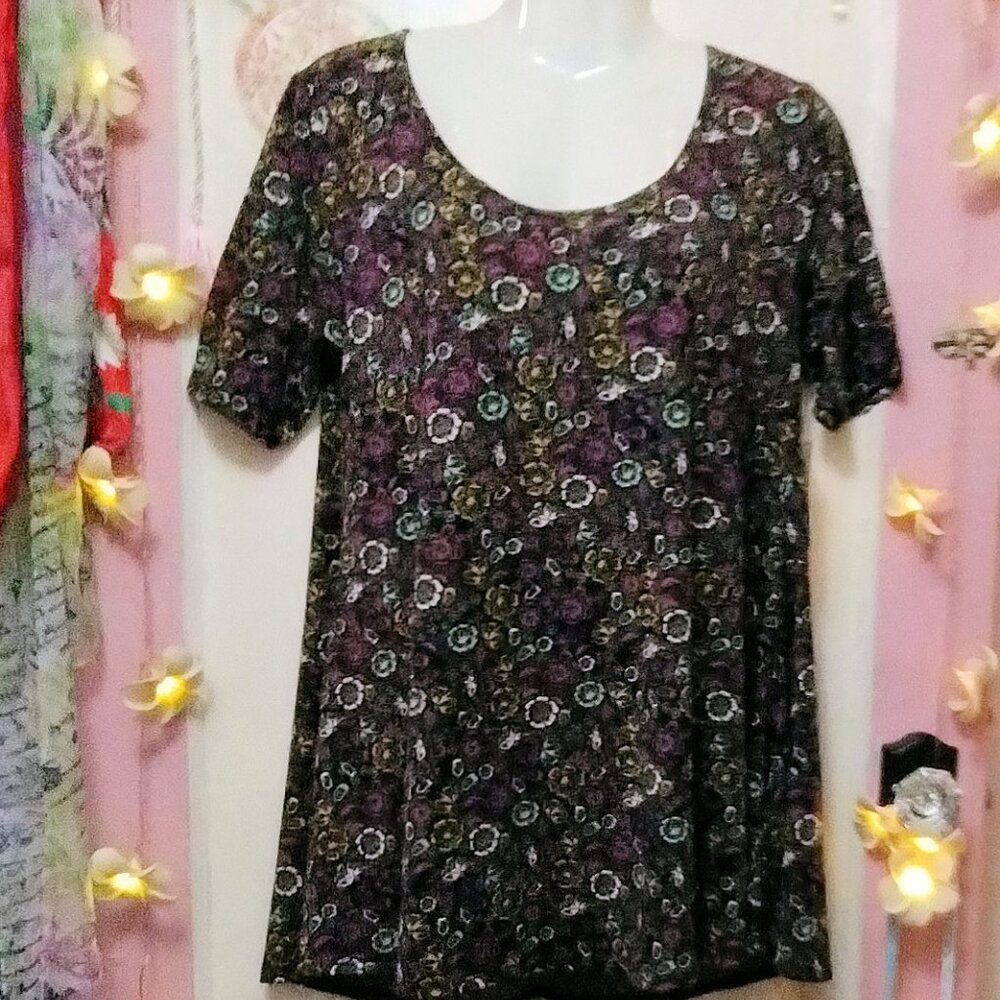 LuLaRoe (S) Patterned Classic Short Sleeve - Picture 2 of 9